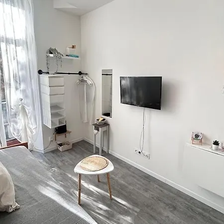 Cozy Bright Downtown With Balcony & Wi-fi 아파트 *