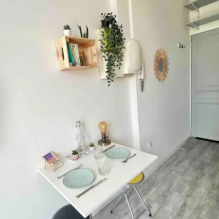 아파트 Cozy Bright Downtown With Balcony & Wi-fi